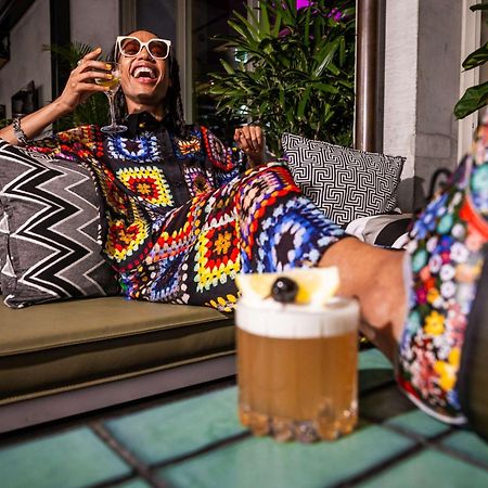Hotel Qt Melbourne City Exterior foto A woman drinking a beer
