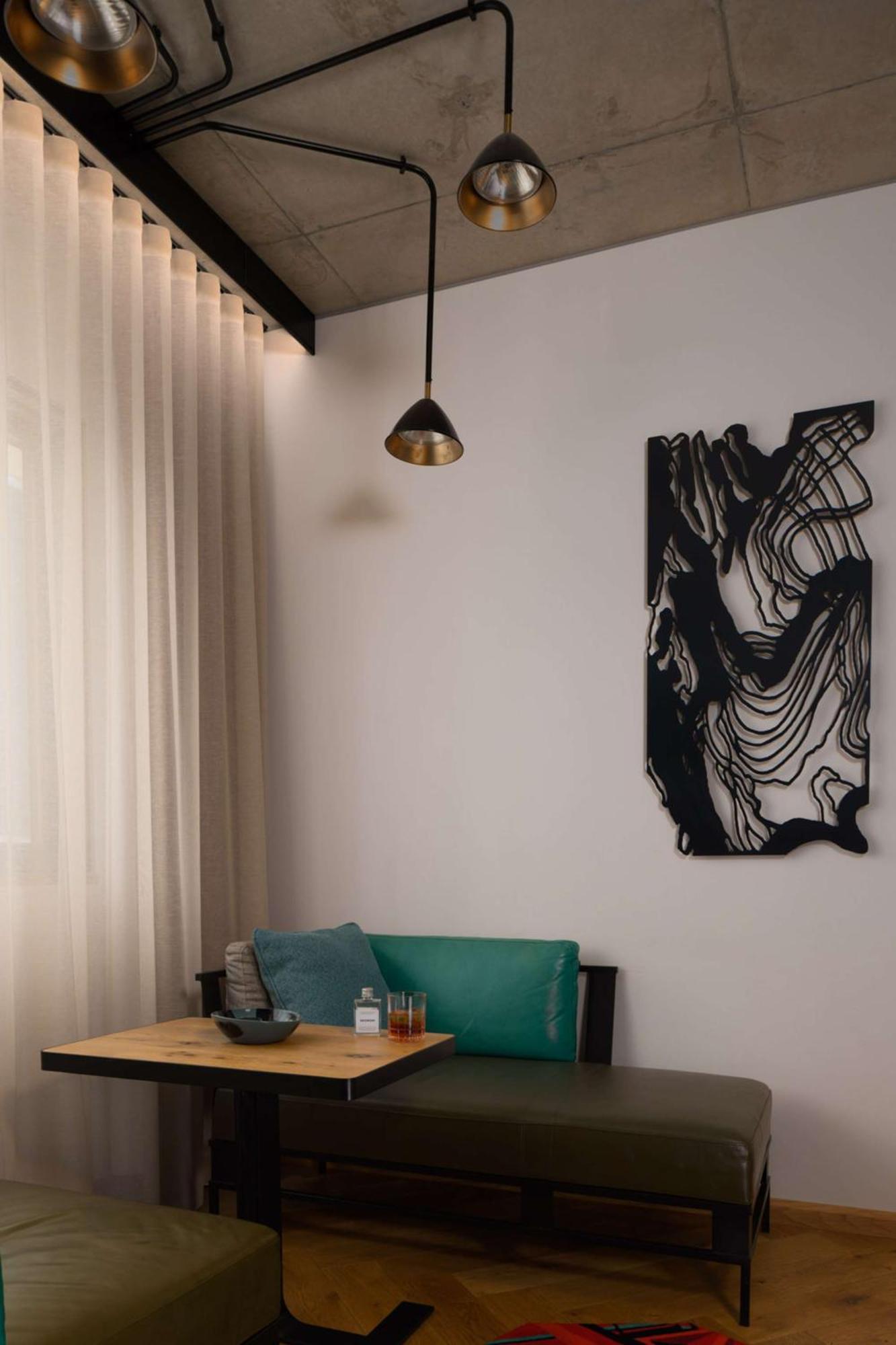 Hotel Qt Melbourne City Exterior foto A wall sculpture by the artist