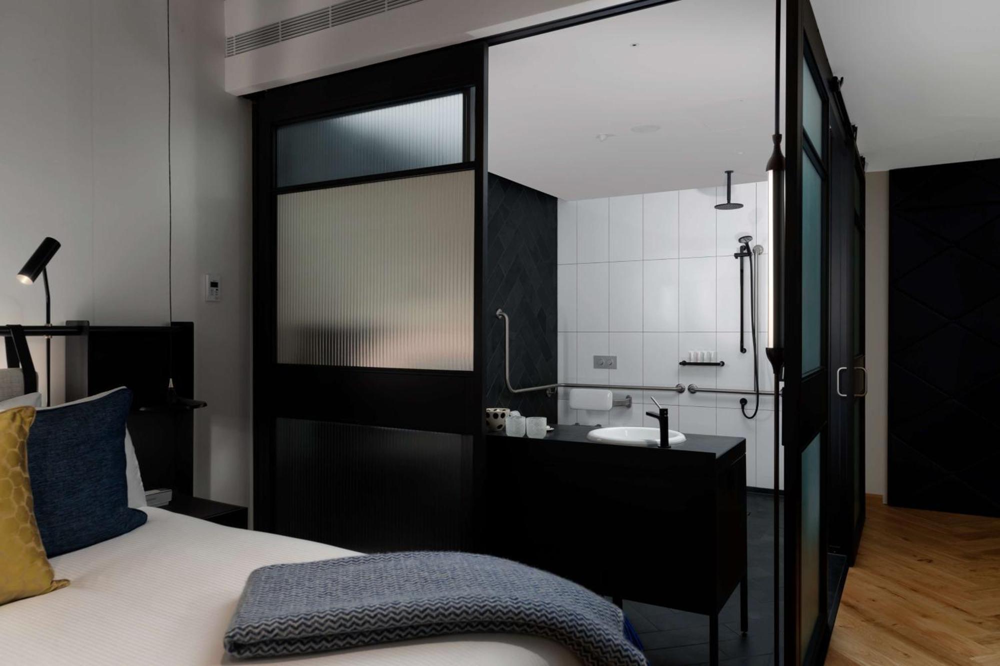 Hotel Qt Melbourne City Exterior foto A bathroom at the Hotel