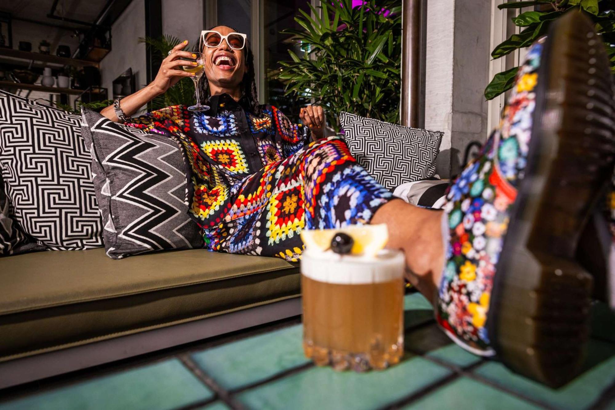 Hotel Qt Melbourne City Exterior foto A woman drinking a beer