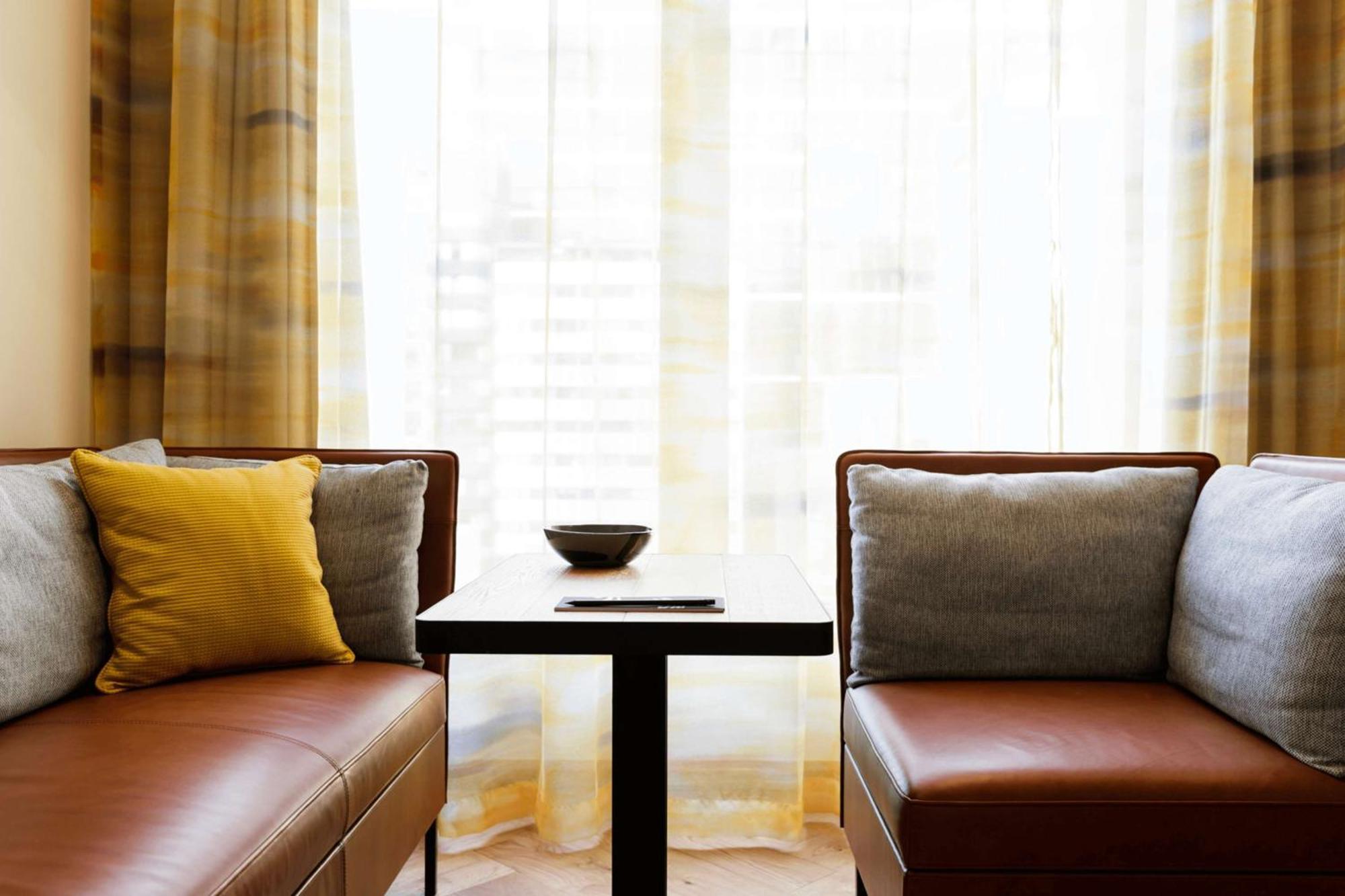 Hotel Qt Melbourne City Exterior foto A table and two chairs