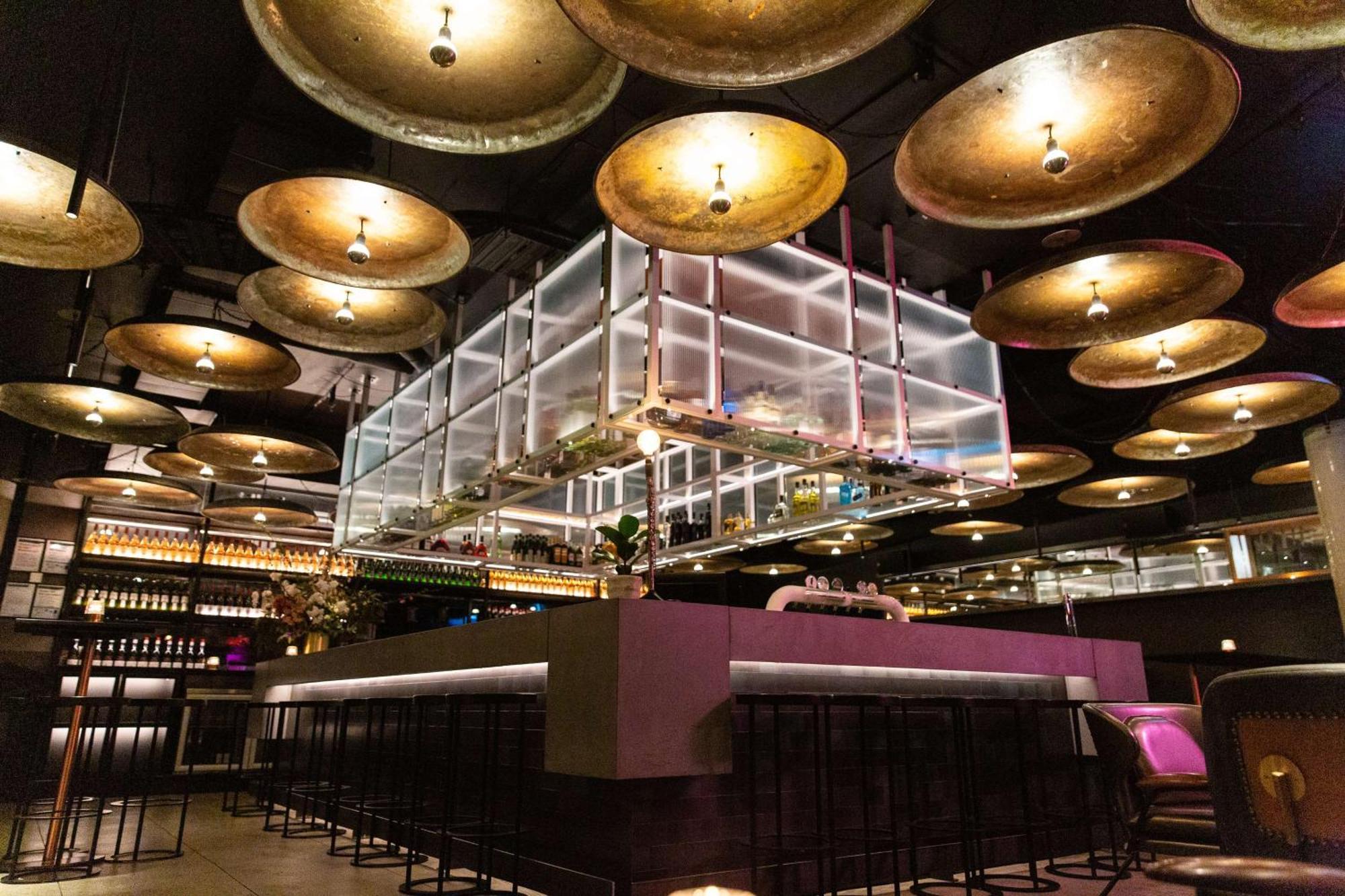 Hotel Qt Melbourne City Exterior foto The bar at the restaurant