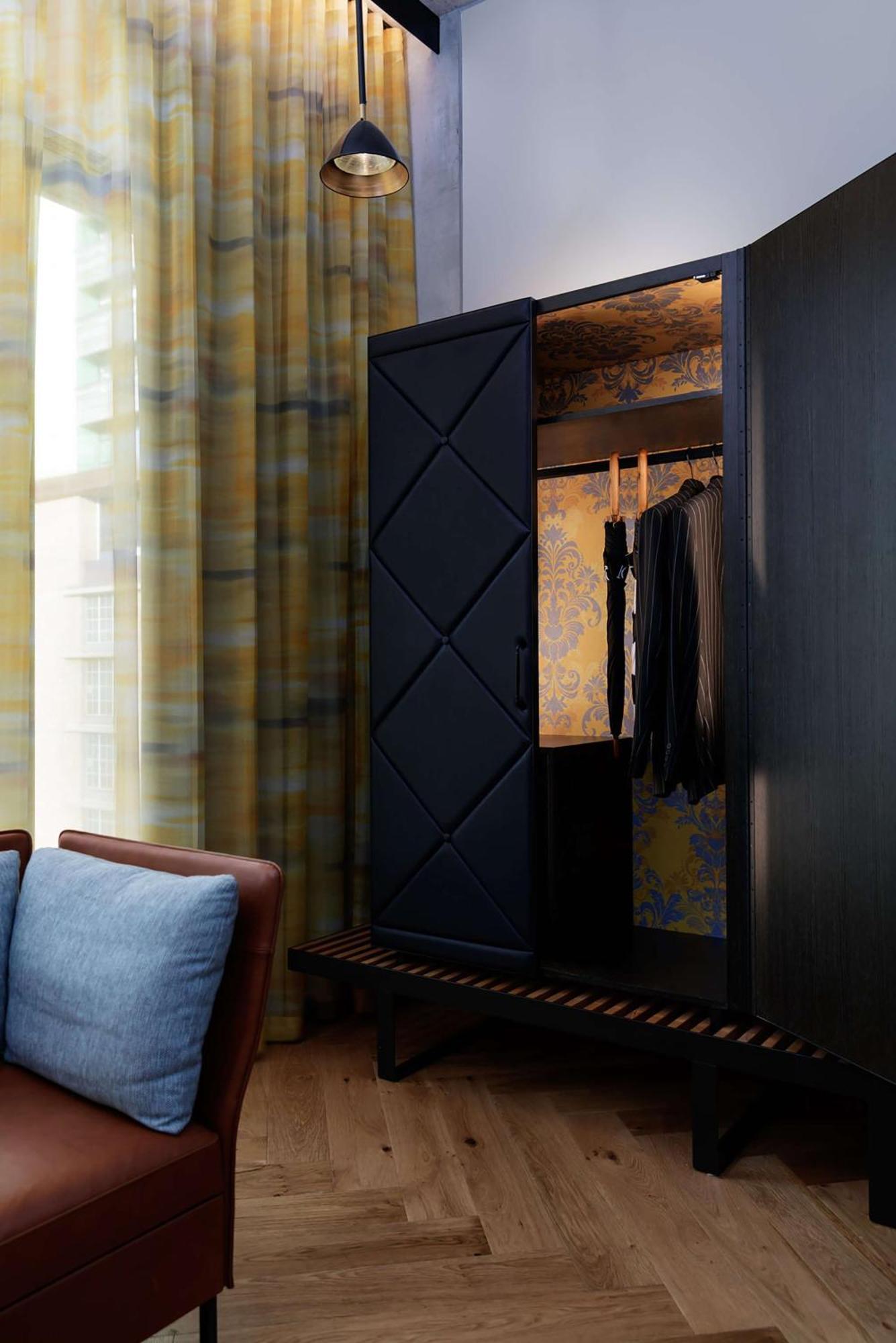 Hotel Qt Melbourne City Exterior foto A wardrobe