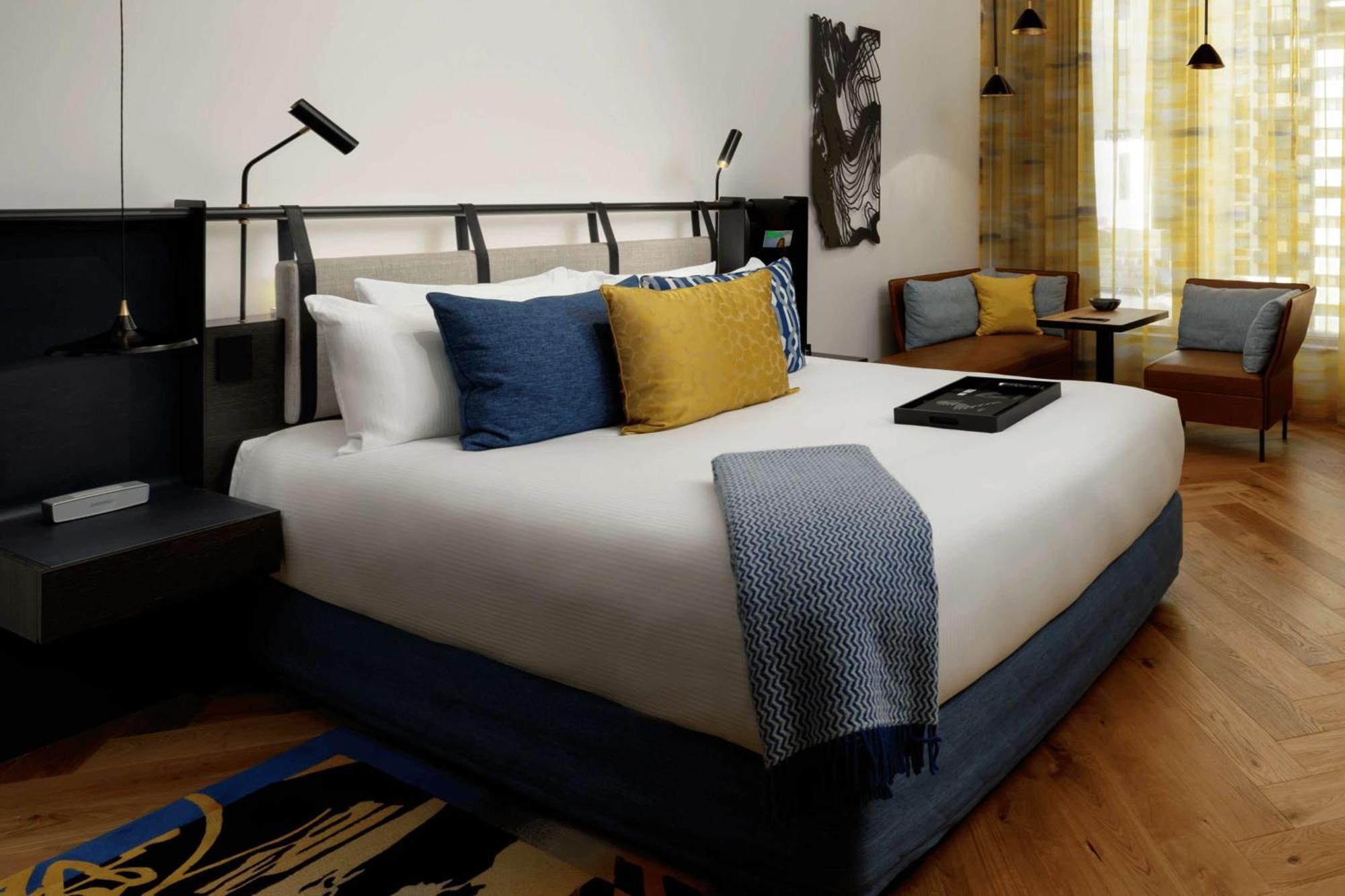Hotel Qt Melbourne City Exterior foto A bedroom at the hotel