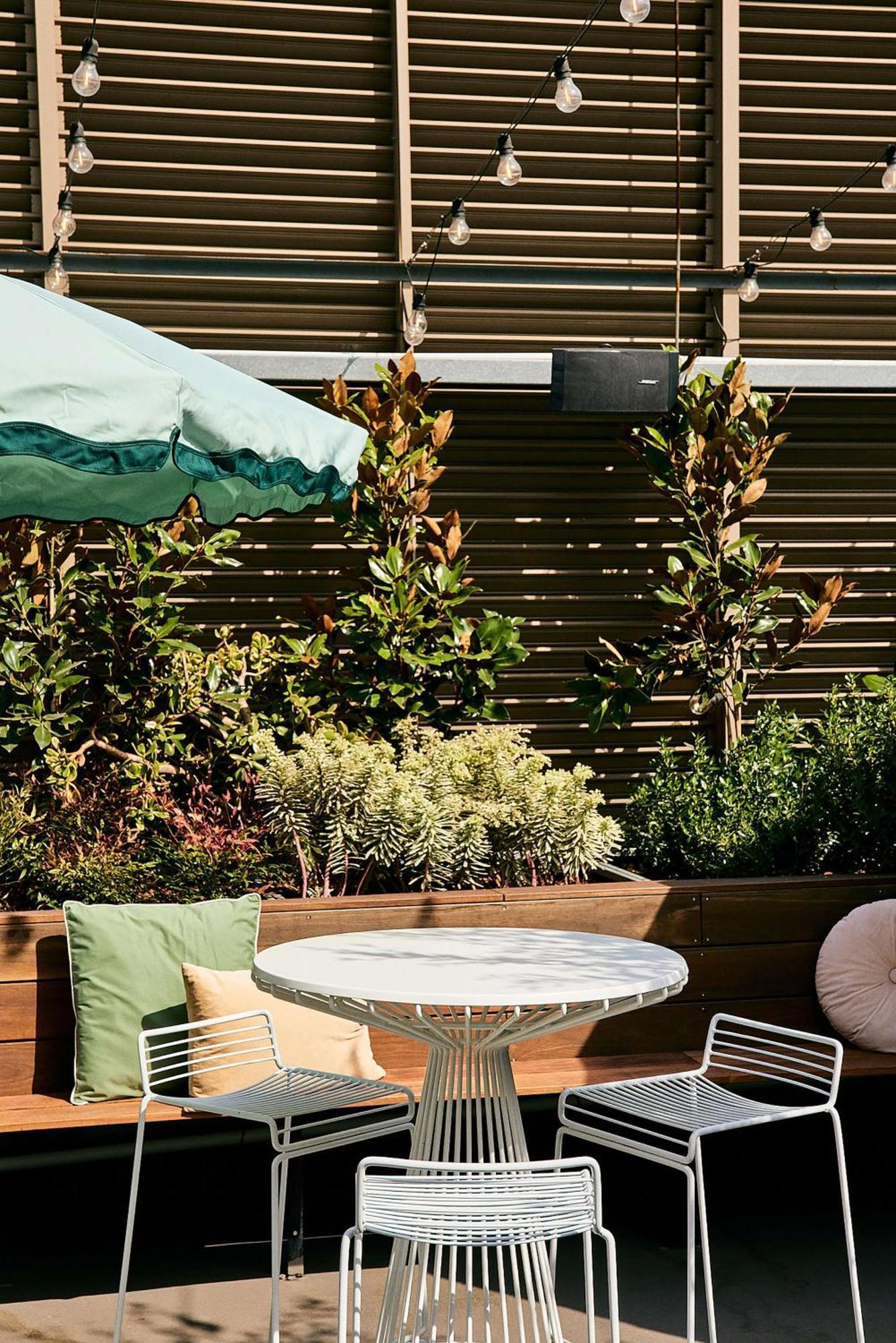 Hotel Qt Melbourne City Exterior foto A balcony garden