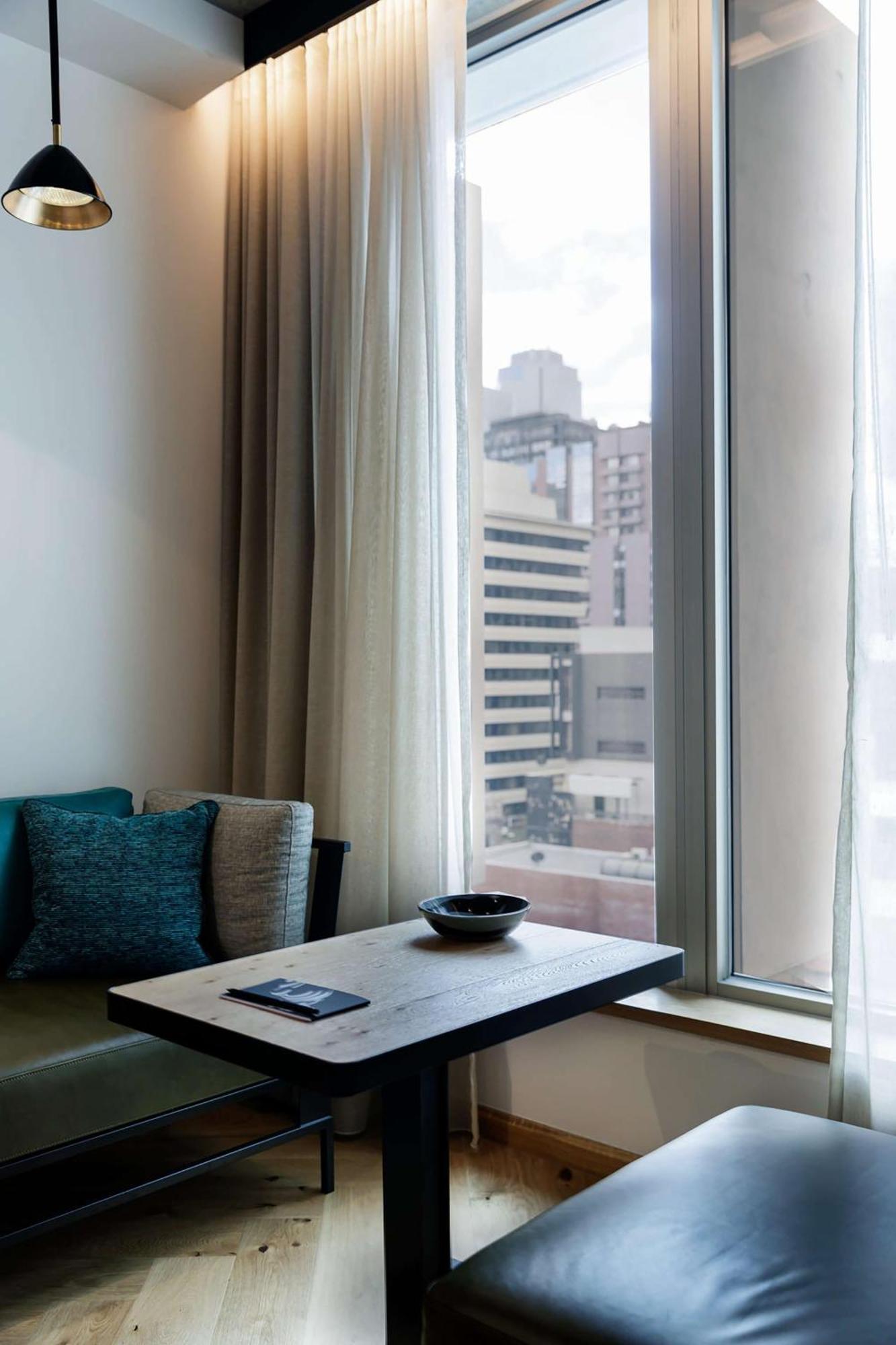Hotel Qt Melbourne City Exterior foto A room at the hotel