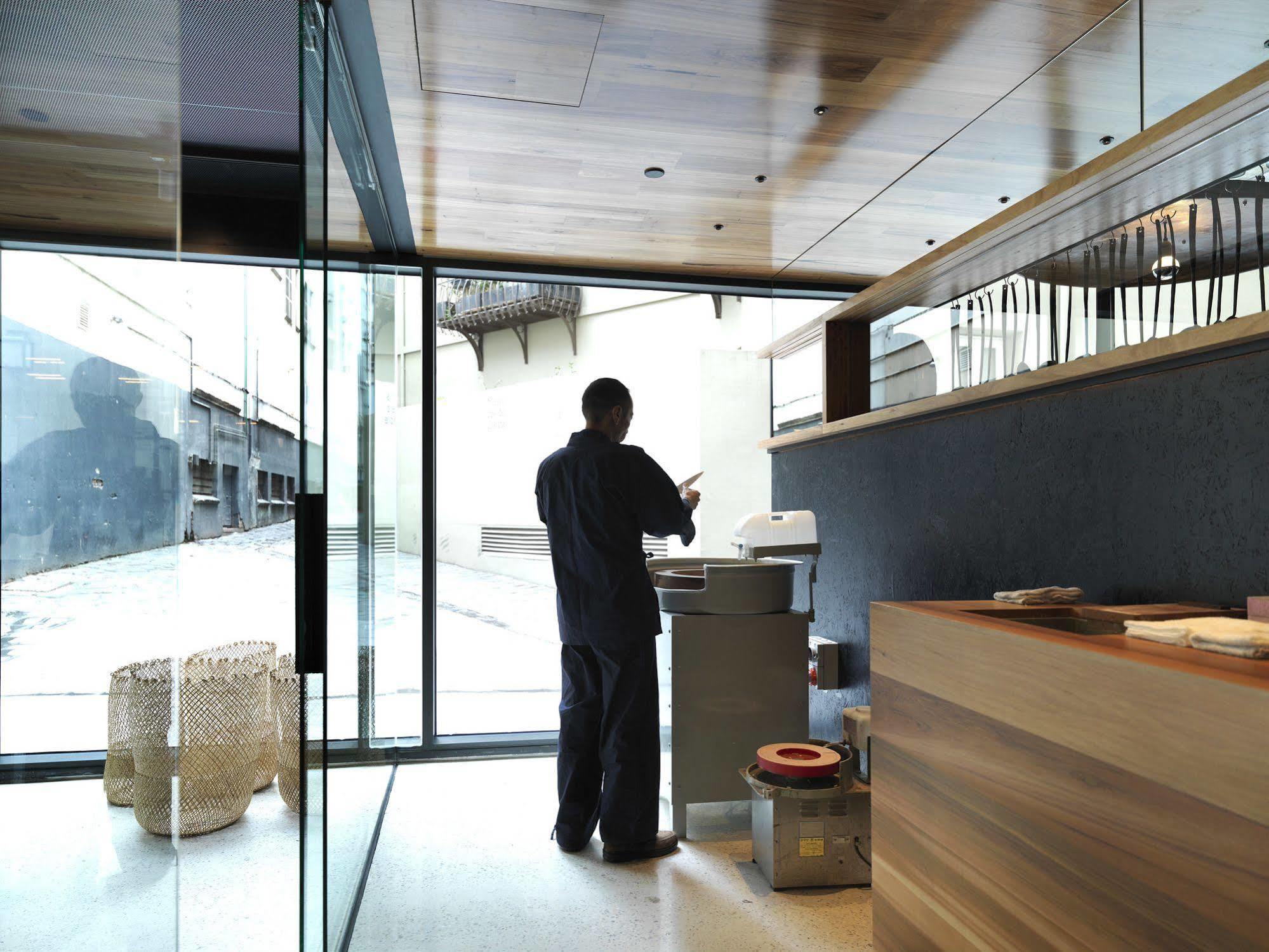 Hotel Qt Melbourne City Exterior foto A barista at work